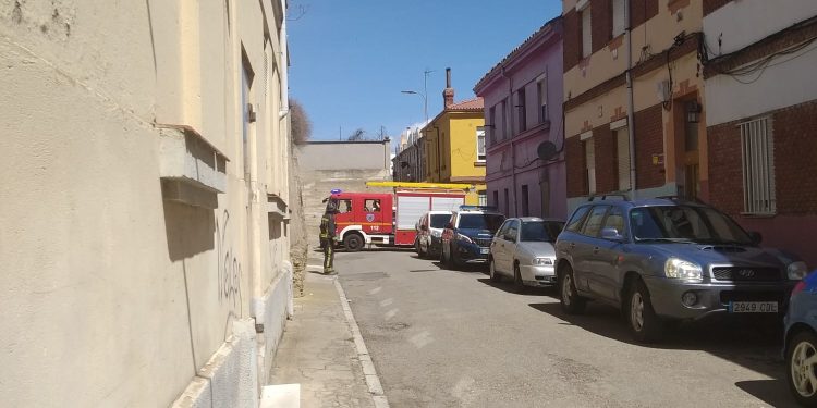 4:00 de la tarde los bomberos de León han acudido a un domicilio cerca de la calle Mariano Andrés tras recibir una llamada alertando de que se estaba produciendo un incendio en el domicilio.