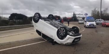 Impresionante accidente en la glorieta de Carrefour