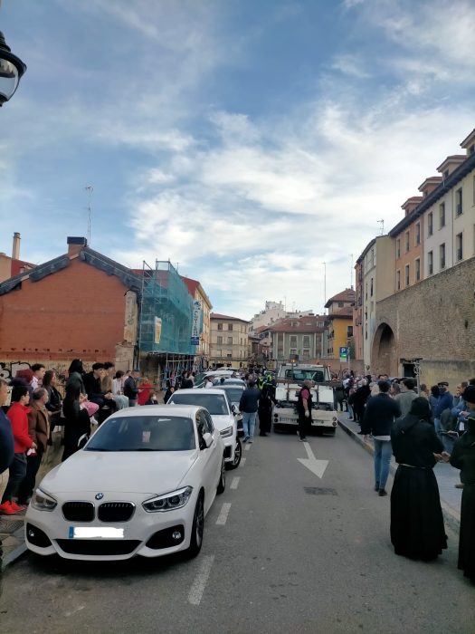 Coches y terrazas en mitad de la calle bloqueando las procesiones 2