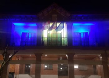 La bandera de Ucrania ilumina la fachada del Ayuntamiento de Santa María del Páramo