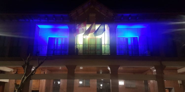 La bandera de Ucrania ilumina la fachada del Ayuntamiento de Santa María del Páramo