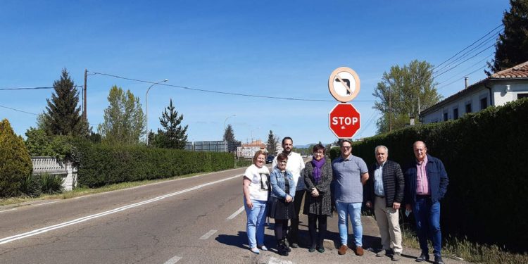 El PSOE pide aceras para la carretera de Caboalles