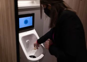 Inventan un urinario inteligente que mide la hidratación de las personas 8