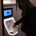 Inventan un urinario inteligente que mide la hidratación de las personas 2