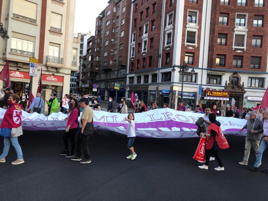 La marea púrpura inunda las calles de León 6