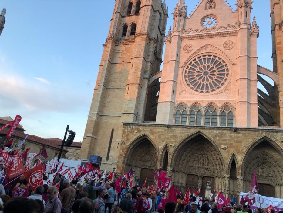 La marea púrpura inunda las calles de León 5