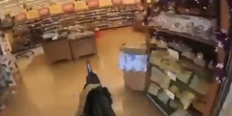 Se graba en directo mientras entra armado a un supermercado - Digital de León