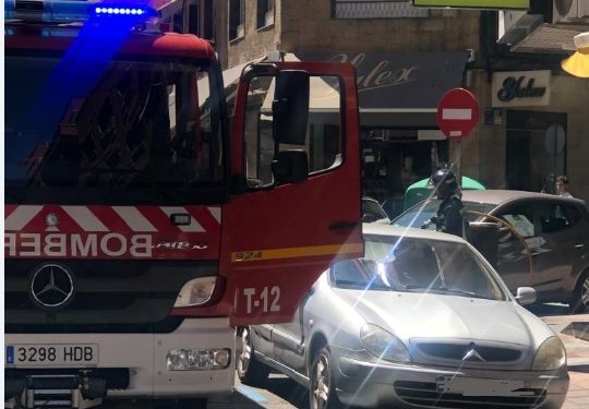 Brutal despliegue de bomberos ante una papelera ardiendo - Digital de León
