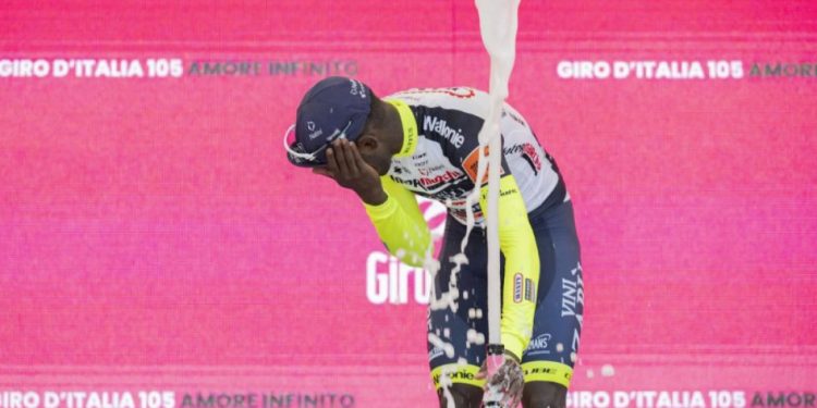 Biniam Girmay se retira del Giro de Italia por el champagne