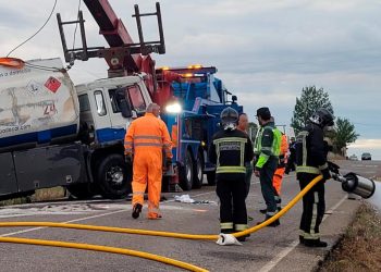 El camión cargado de gasóleo volcó en la carretera