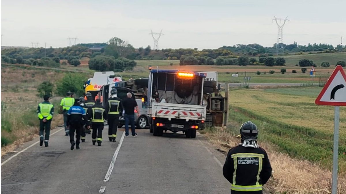 Las impactantes imágenes del vuelco de un camión cargado de gasóleo cerca de La Bañeza 2