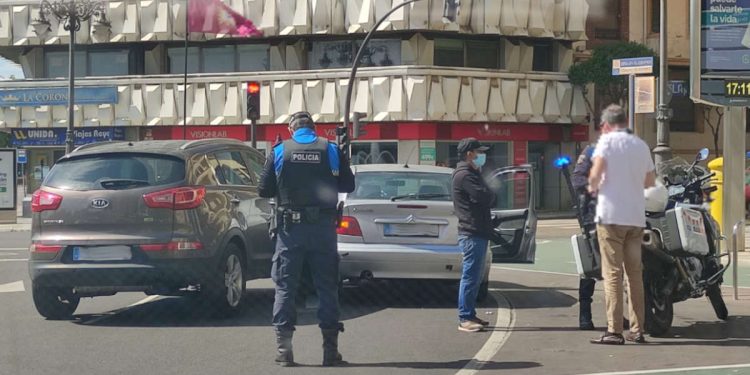 Colisión entre dos turismos en la rotonda de Guzmán 1