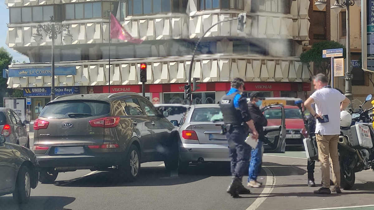 Colisión entre dos turismos en la rotonda de Guzmán 2