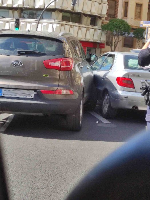 Colisión entre dos turismos en la rotonda de Guzmán 4