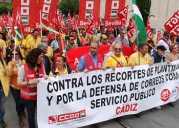 Sindicatos protestan frente a Correos - Digital de León