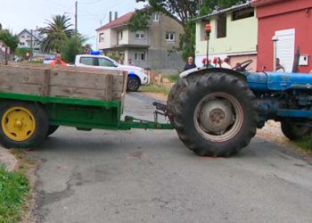 5 jóvenes resultan heridos al volcar un tractor con remolque - Digital de León