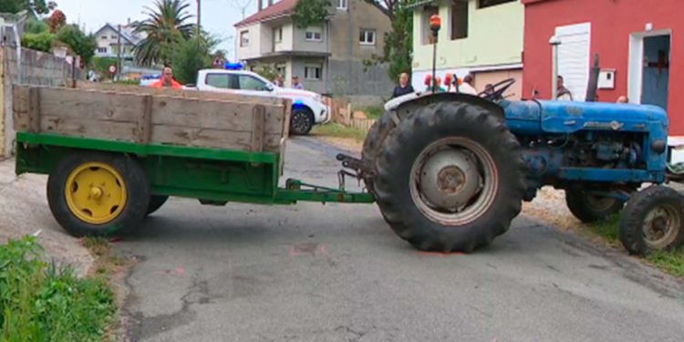 5 jóvenes resultan heridos al volcar un tractor con remolque - Digital de León