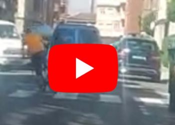 viral-video-persecucion-ciclista-golpear-coche-leon