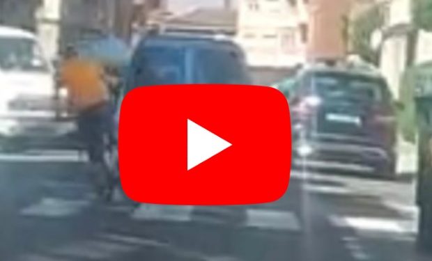 viral-video-persecucion-ciclista-golpear-coche-leon