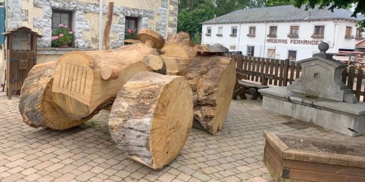 Un tractor gigante de madera llega a Lario