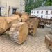 Un tractor gigante de madera llega a Lario