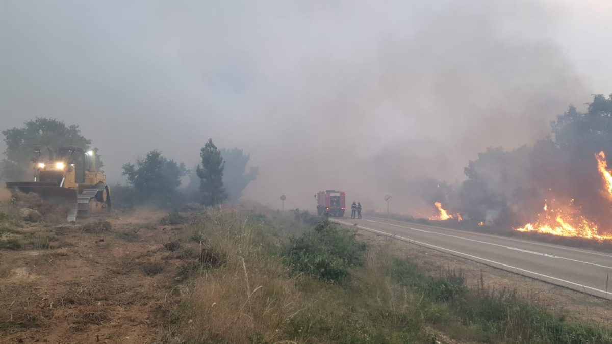 Seis pueblos evacuados en el incendio de Zamora 1