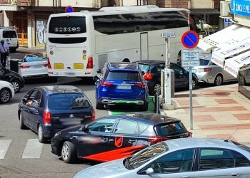 Autobús prepara atasco en el centro de León