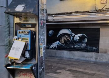 Cabina de telefónica en desuso en la calle Ancha