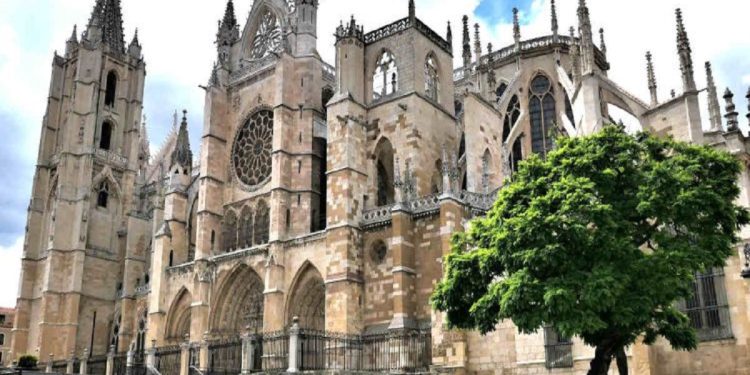 La catedral contó con el himno de España a sus pies