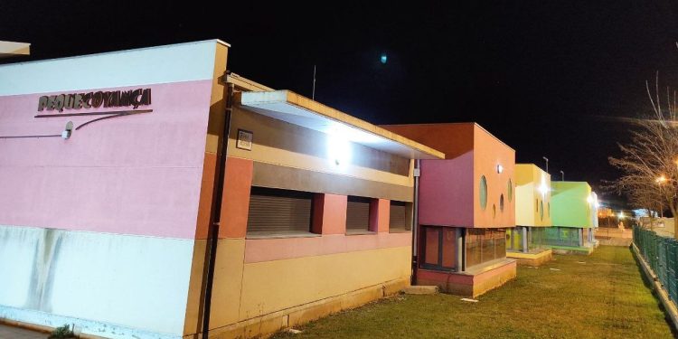 Iluminación en el complejo escolar coyantino