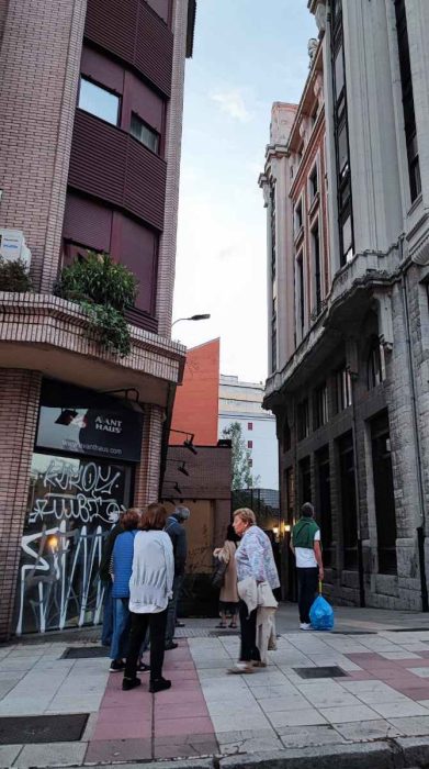 Los trabajos de los Bomberos para retirar el enjambre atrajeron la mirada de vecinos y viandantes