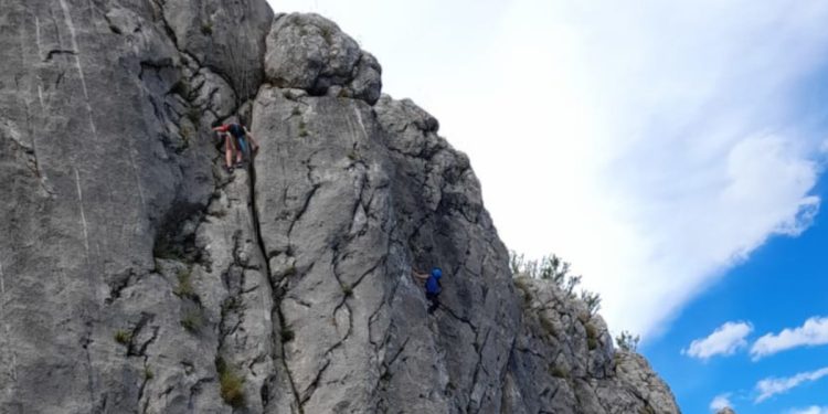 Los jóvenes escaladores probaron la roca