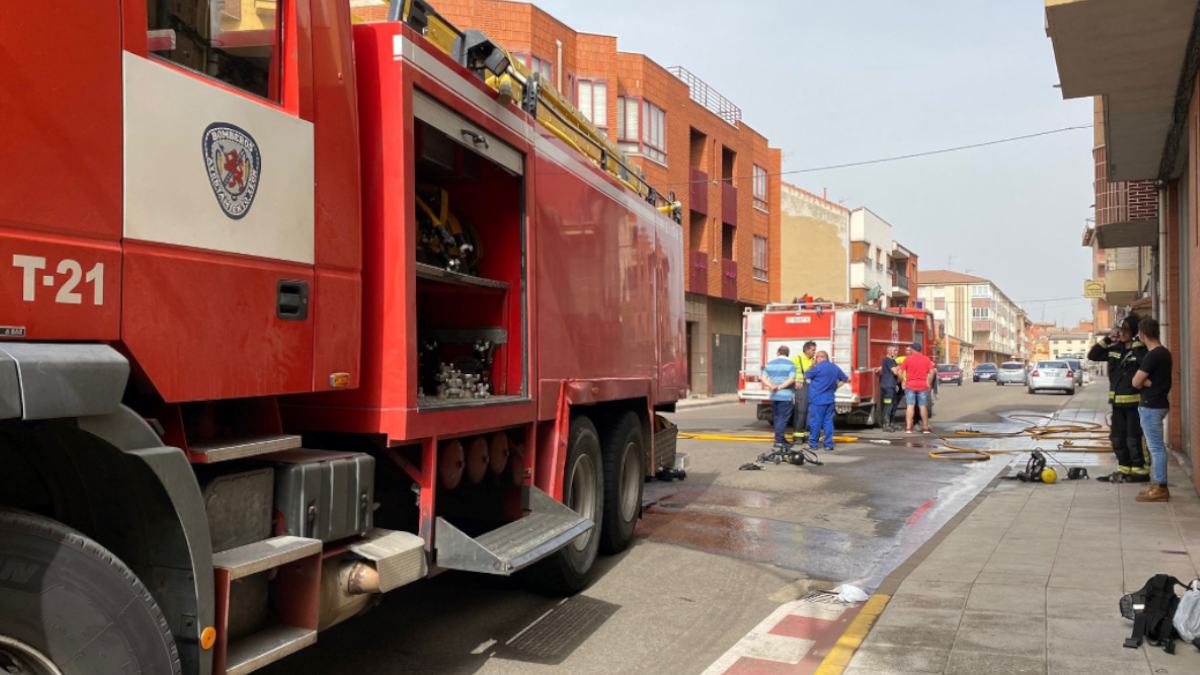 Susto en La Bañeza por un incendio en un garaje 2