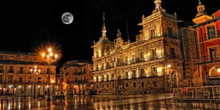 Pelea con alcohol de por medio en la Plaza Mayor de León 1