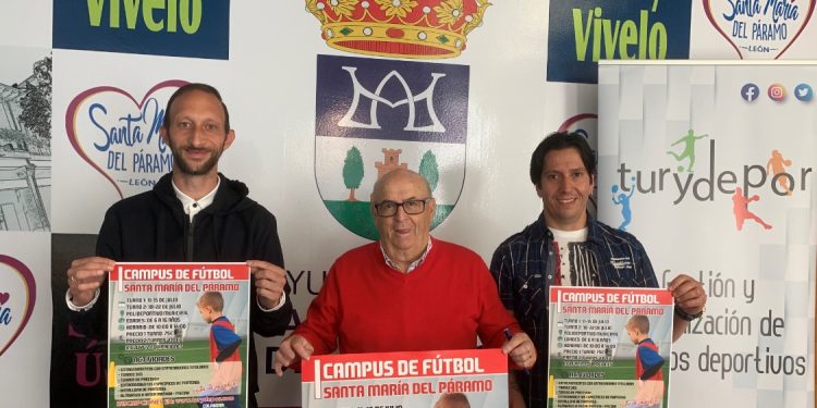 Los niños y niñas de Santa María del Páramo juegan al fútbol