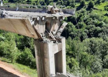 Nuevo viaducto del Castro en verano