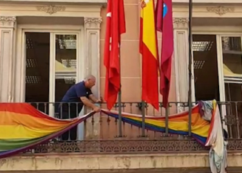 La retirada de las banderas LGTBI trae polémica