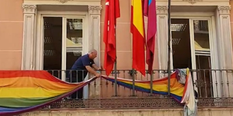 La retirada de las banderas LGTBI trae polémica