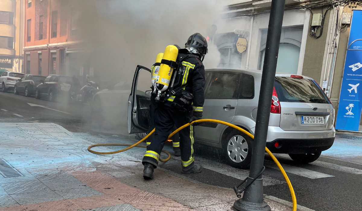 Arde un Ford Fiesta en plena Gran Vía de León 2