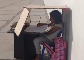 estudia debajo de una caja