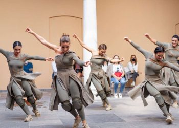 La danza contemporánea llena de ritmo las calles de León