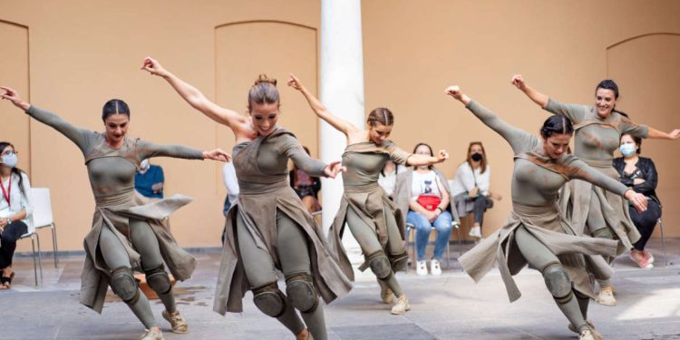 La danza contemporánea llena de ritmo las calles de León