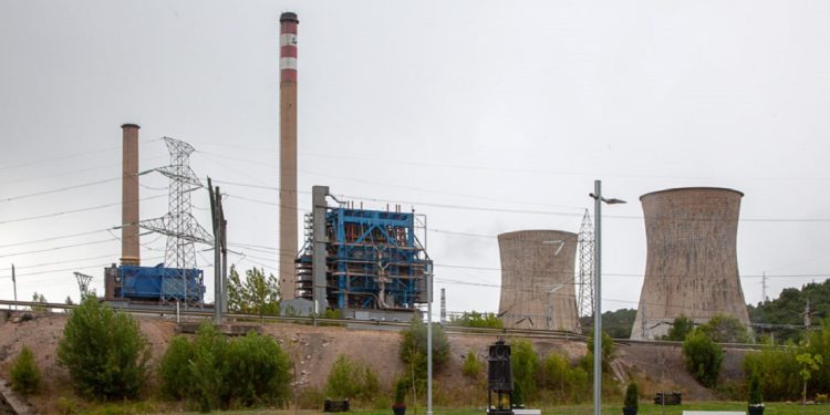 La chimenea seguirá el destino de las dos torres, una imagen ya del recuerdo