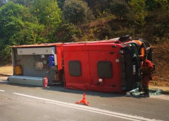 camion ume vuelca en leon