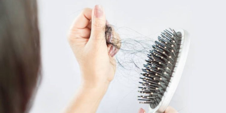 Si se te cae mucho el pelo prueba esto: causas y prevención 1