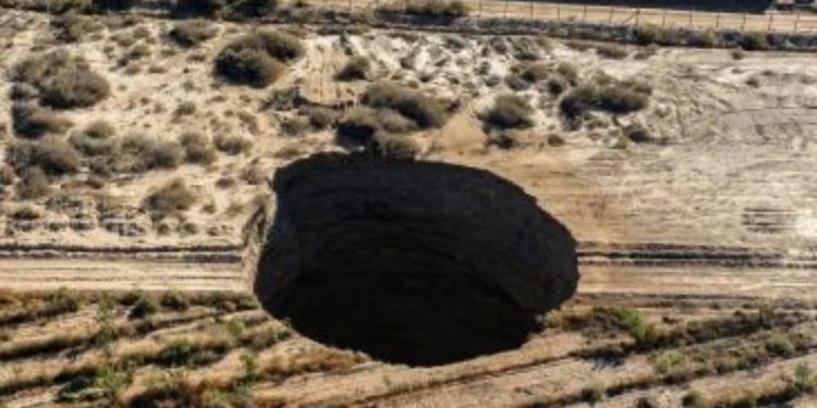 Un inmenso cráter surge de la nada y crece cada día en Chile 1