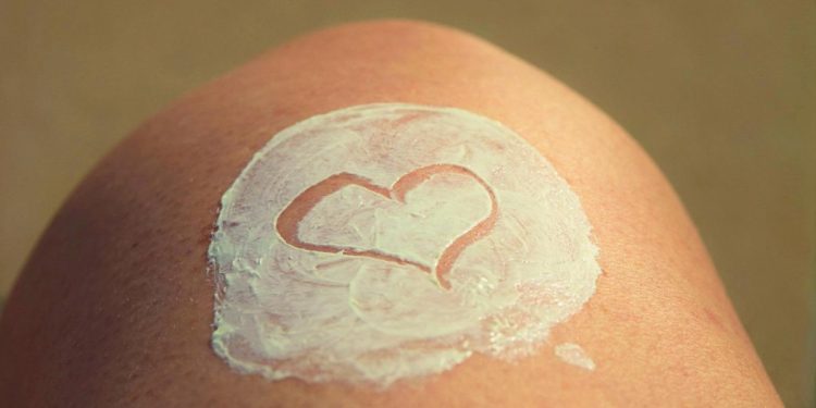 Echarse crema de sol caducada ¿es perjudicial para la piel? 1