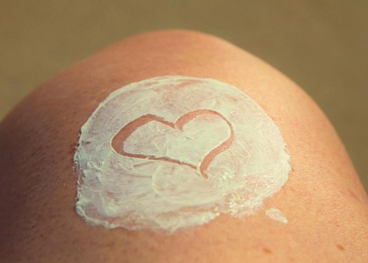 Echarse crema de sol caducada ¿es perjudicial para la piel? 4