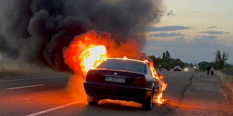 Un coche arde en llamas de forma sorpresiva en León 1