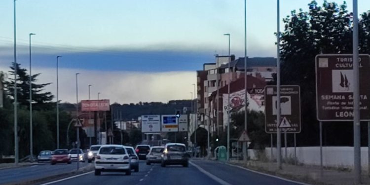 La nube del incendio de Valdepolo fue vista desde León